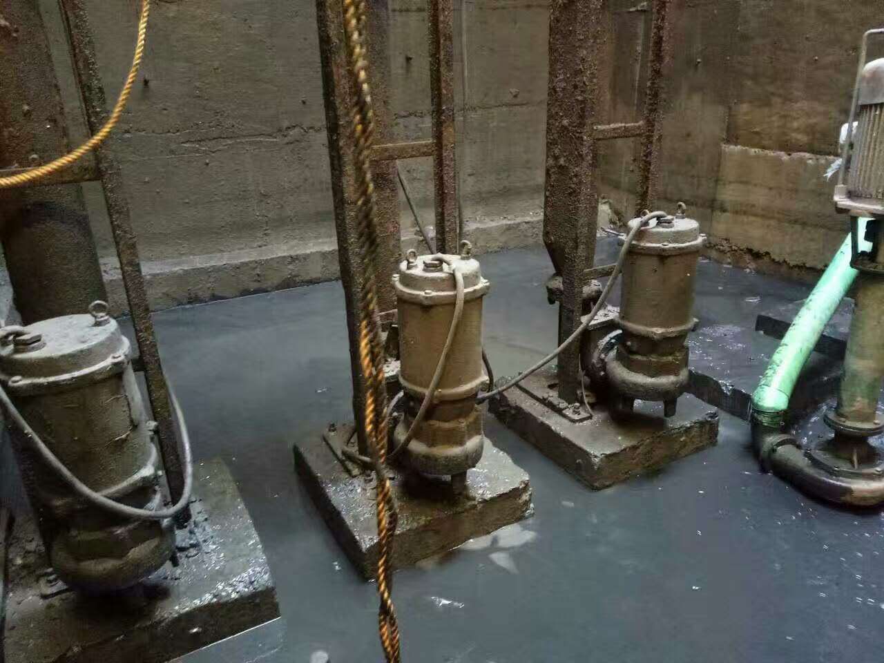 珠山污水池清理